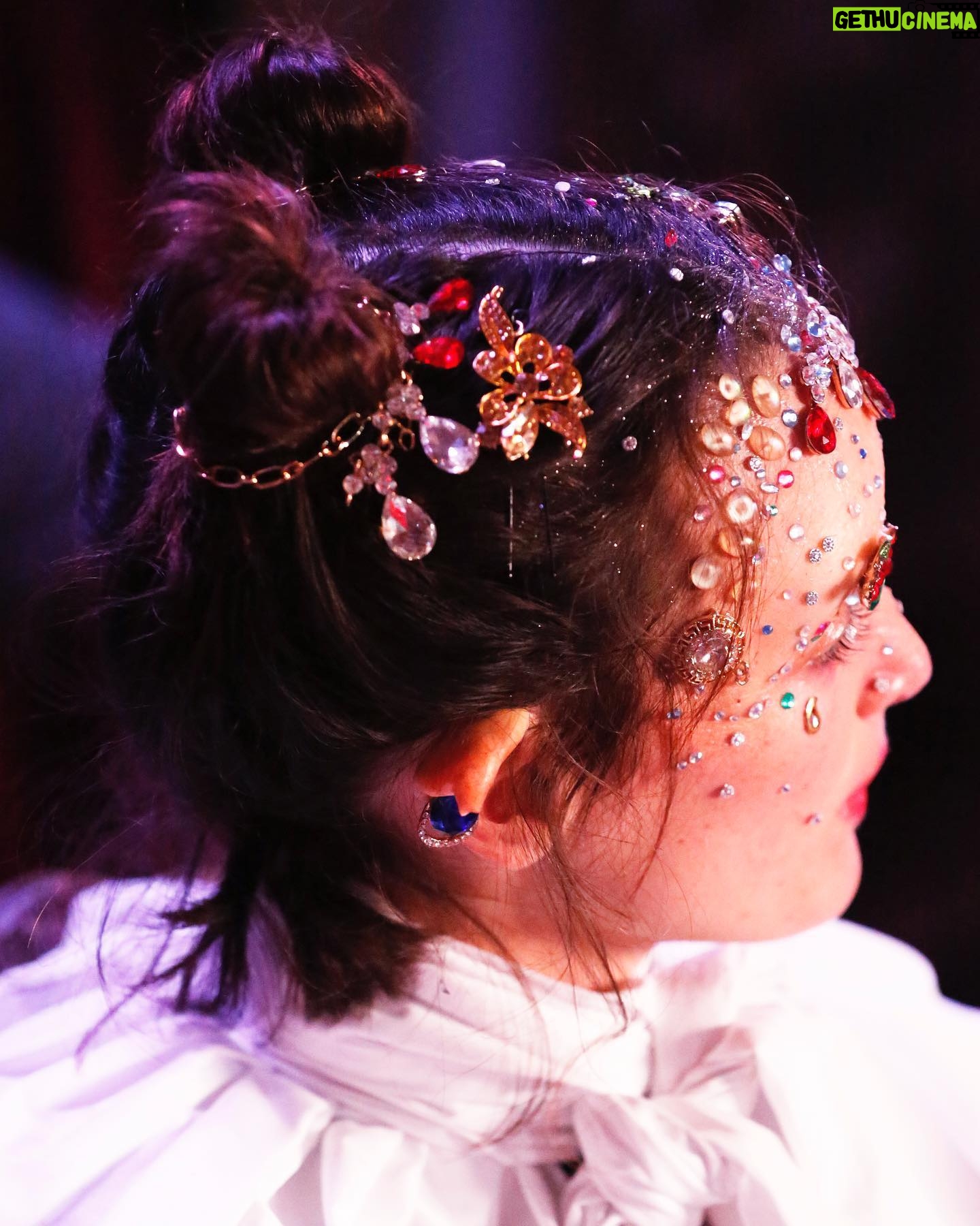 Charlotte Le Bon - 11.6K Likes - Je suis une fée bourée 🧚🏽♀️
Brought to you by @charlesdevilmorin
Glitter madness and prosthetics by @lisamchlik
Go check his little movie REPUGNANTAM 🌹
📸 @guillaume_plas