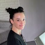 Charlotte Le Bon Instagram – J’ai une nouvelle table lumineuse et j’ai l’air, à la fois, punie et heureuse.