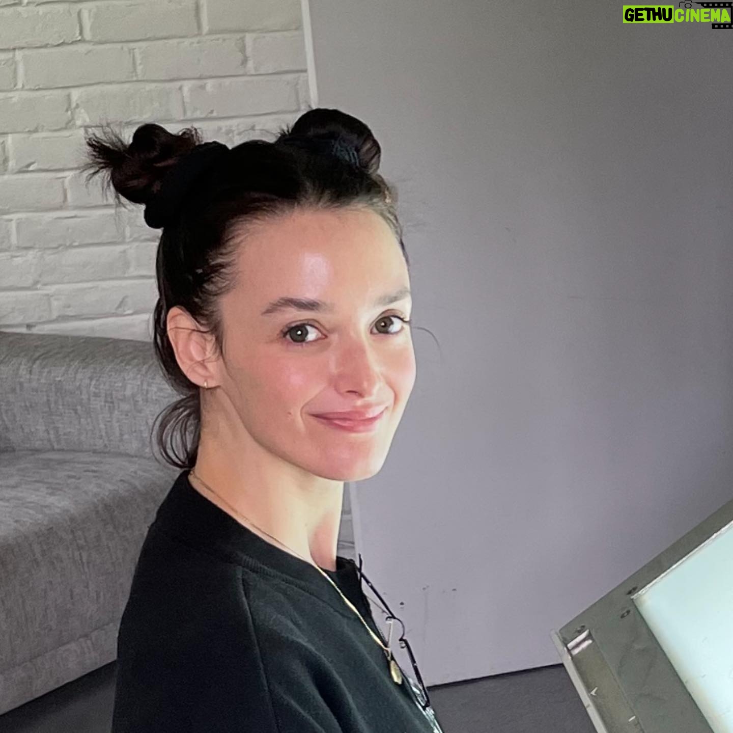 Charlotte Le Bon - 17.1K Likes - J’ai une nouvelle table lumineuse et j’ai l’air, à la fois, punie et heureuse.