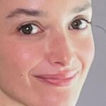 Charlotte Le Bon Instagram – J’ai une nouvelle table lumineuse et j’ai l’air, à la fois, punie et heureuse.