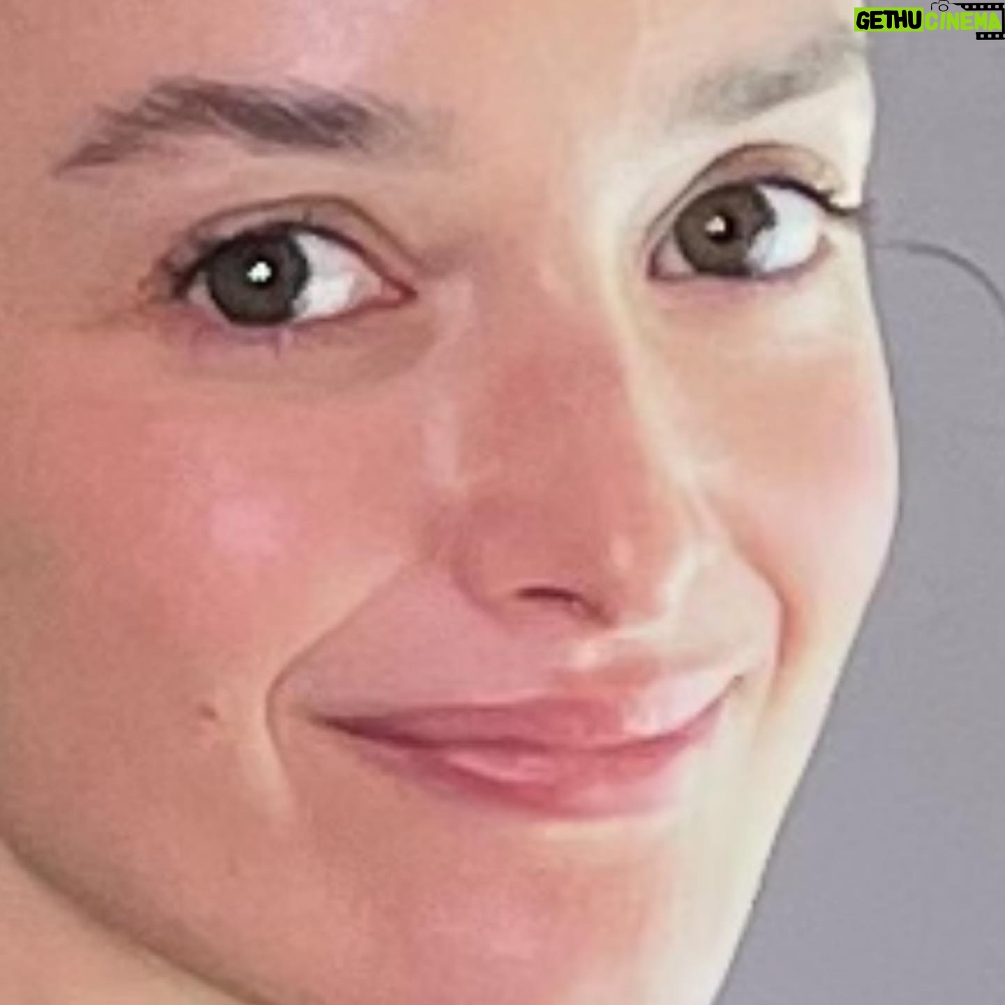 Charlotte Le Bon - 17.1K Likes - J’ai une nouvelle table lumineuse et j’ai l’air, à la fois, punie et heureuse.