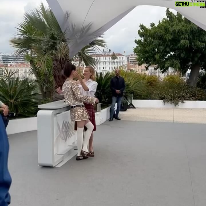 Charlotte Le Bon - 8.8K Likes - Cannes étincelant ✨ Grâce à mon @celinesallette magique et son NIKI en 🔥 de joie
Si hâte à la suite ❤️🔥
