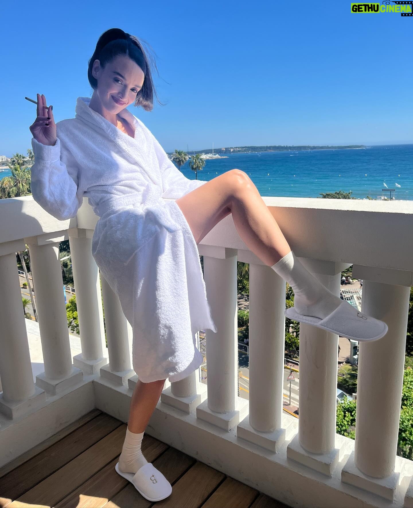Charlotte Le Bon - 8.8K Likes - Cannes étincelant ✨ Grâce à mon @celinesallette magique et son NIKI en 🔥 de joie
Si hâte à la suite ❤️🔥