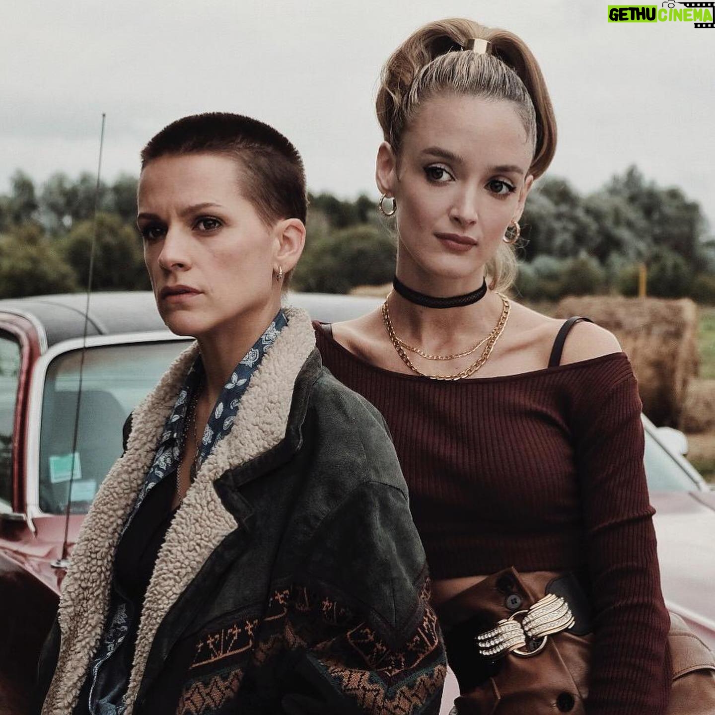 Charlotte Le Bon - 8.5K Likes - CHEYENNE & LOLA commence DEMAIN à 20h40 sur @ocstv et on en a bien bavé pour faire la meilleure série possible, à base de folles rencontres, bien sûr, mais aussi de décoloration, d’éruption cutanée, de fatigue, de brushings, de faux sang, de vraies ecchymoses, de traversées nocturnes de la mer du Nord (angoisse), de froid et de lapins mignons.
J’espère de tout coeur que ça vous plaira 🖤
@cheyenne_et_lola
@lincolnprodtv