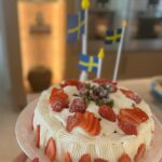 Charlotte Perrelli Instagram - Sveriges Nationaldag!!! Då bakar vi tårta och firar. Såklart! ♥️🇸🇪 #tårta #sverigesnation#tårta #baka
