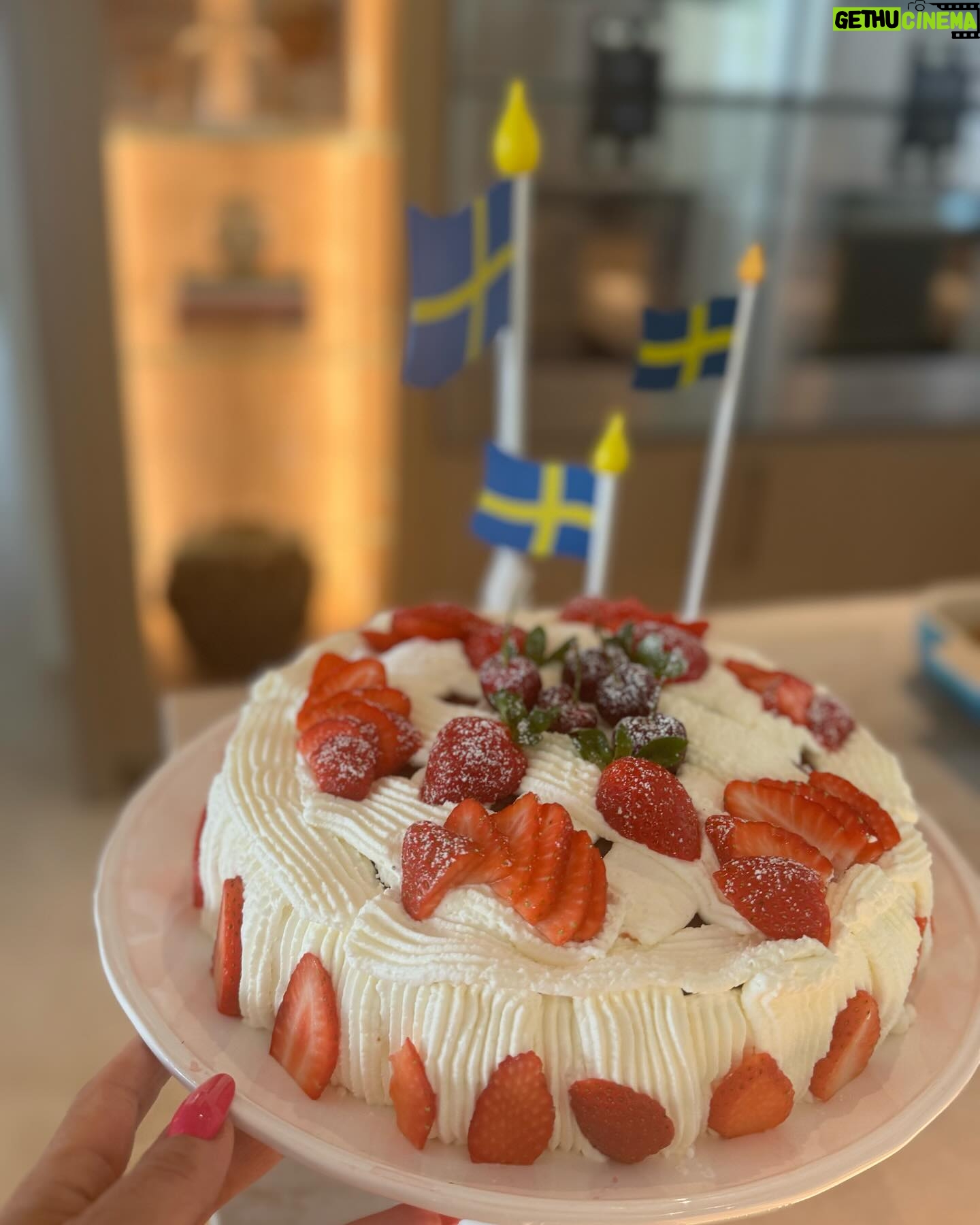 Charlotte Perrelli Instagram - Sveriges Nationaldag!!! Då bakar vi tårta och firar. Såklart! ♥️🇸🇪 #tårta #sverigesnation#tårta #baka