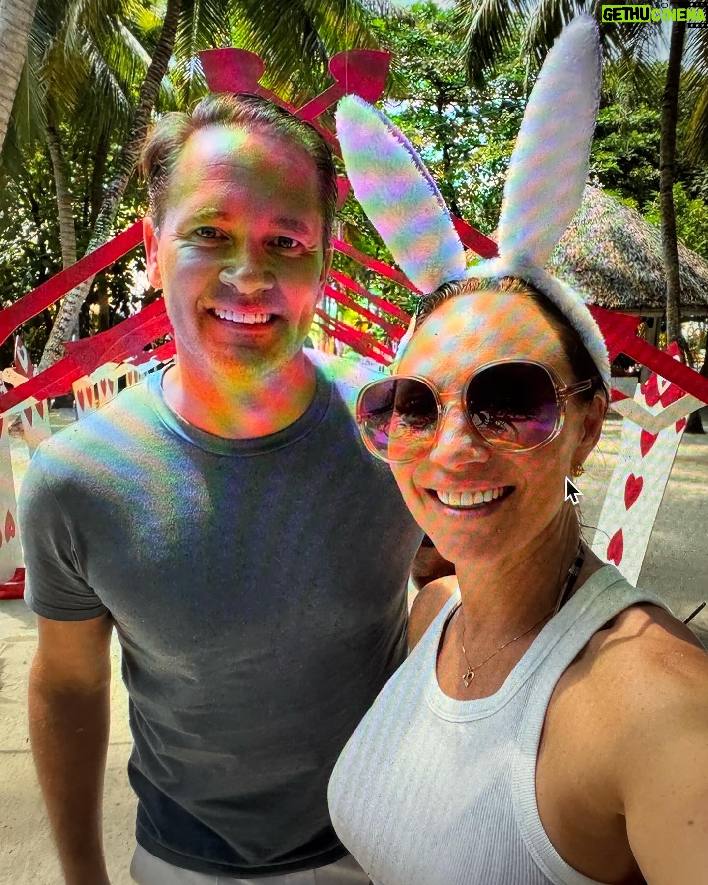 Charlotte Perrelli Instagram - Happy Easter kära följare!!! 🐣🐇🐰 throwback till förra året då vi firade påsk på ett annat favoritställe…. ♥️ nästa påsk kommer vi nog tillbaka. Snö i all ära men att gå barfota är ljuvligt!!!! @discoversoneva @sonevafushi_maldives