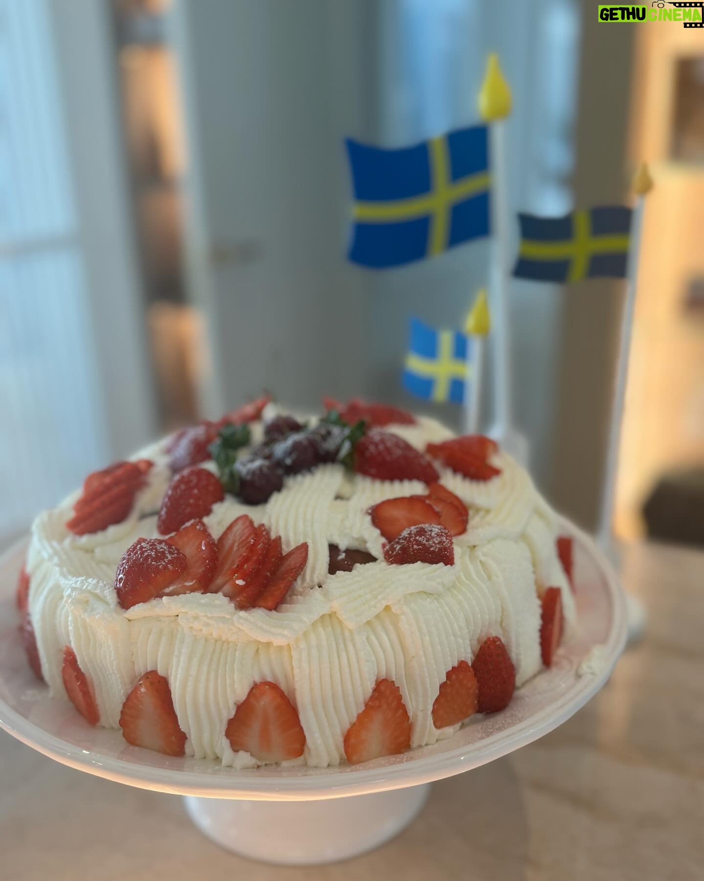 Charlotte Perrelli Instagram - Sveriges Nationaldag!!! Då bakar vi tårta och firar. Såklart! ♥️🇸🇪 #tårta #sverigesnation#tårta #baka