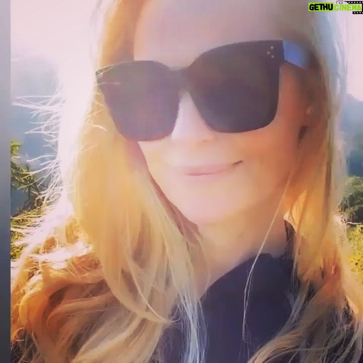 Charlotte Ross Instagram - Hiking in the canyons of LA in spring are…magical ⭐️ ⛰ 🥾