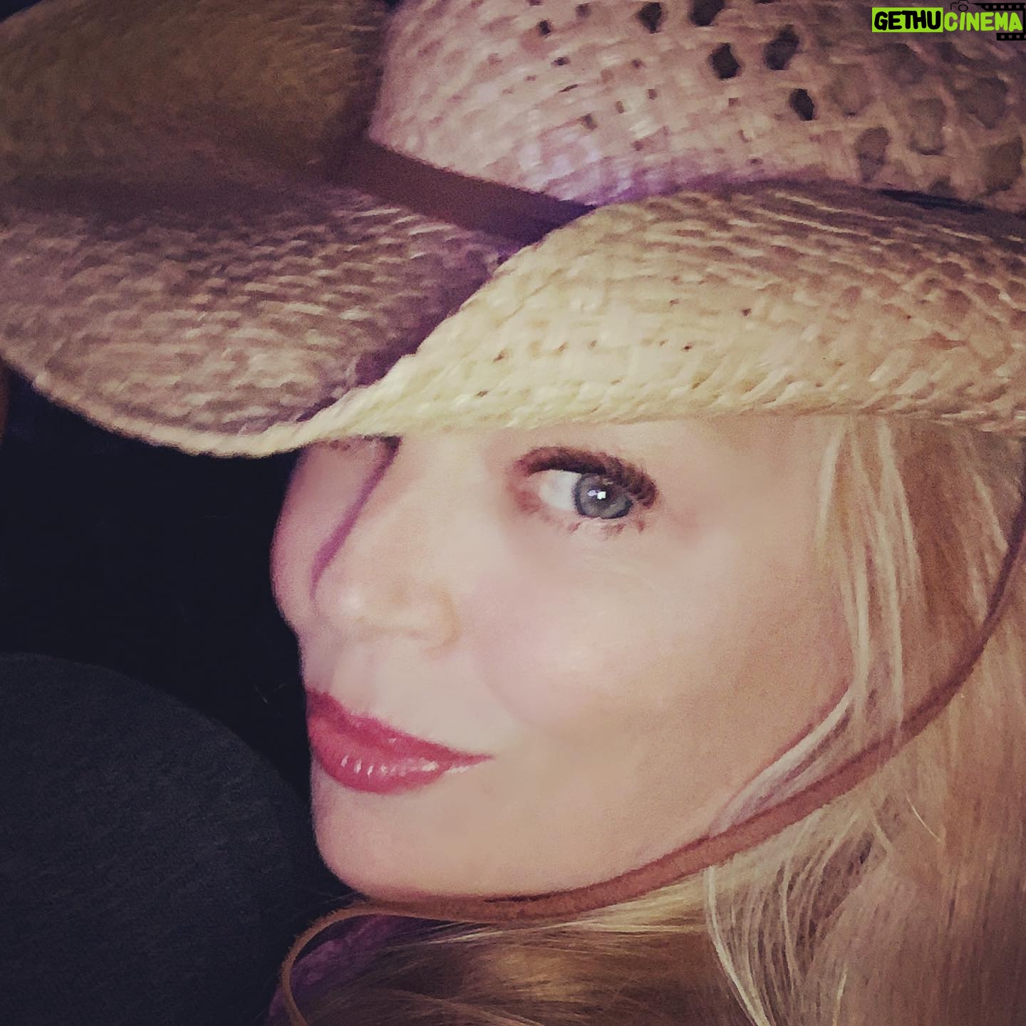 Charlotte Ross Instagram - Concert lovinโ ๐ค ๐ค ๐ ๐ถ #lukebryan