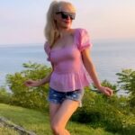 Charlotte Ross Instagram - Lake Michigan sunsets 🌅 💕 #lakemichigan #michigan #castlepark #castleparkmichigan #lake #sunset #summervibes #summer