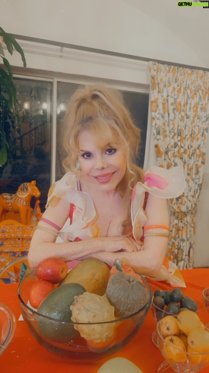 Charo - 4K Likes - Hola Amigos l want to Share with You that a Few Fruits at Day will Keep Your Cuchi - Cuchi Awake. I Love You All Besos .
@tropicalfruitboxusa π π¦
#charo #cuchicuchi #fruits #fruit #yummy #delicious #sweets #sweet #recipes #Florida #exotic #vegan #vegatarian #fresh #tasty #healthyfood #nature #earth #mothernature #fruitinfluencer #fyp #foryoupage #love #loveyou