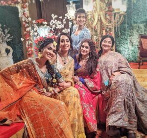 Charvi Saraf Instagram - Mehendi ki raat Kasautii ki ladies ke sath!!! 😃🌺
@kanupriyashankarpandit
@iam_ejf 
@minalmogam 
@ritu_official 

#kasautiizindagiikay #starplus #staytuned #shivanikishaadi #ladkiwaale