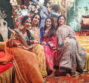 Charvi Saraf Instagram - Mehendi ki raat Kasautii ki ladies ke sath!!! 😃🌺
@kanupriyashankarpandit
@iam_ejf 
@minalmogam 
@ritu_official 

#kasautiizindagiikay #starplus #staytuned #shivanikishaadi #ladkiwaale