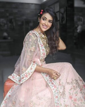 Charvi Saraf Instagram - Happy Ganesh Chaturthi to all!!! ✨✨
There's no limit to the extent of positivity the beginning of this festival gives..
Outfit @pallavi.srivastava42