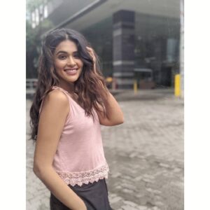 Charvi Saraf Instagram - Just another day @my work,
Wishing you a good day @your work!! ✌🏻
.
.
#spreadhappiness #shootlife #happymonsoon #positivity