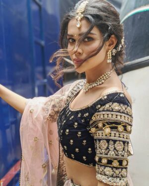Charvi Saraf Instagram - Just trying the Sabyasachi model thing!! 💁🏻‍♀️😇

#throwback #kasautiizindagiikay2 #starplus #majormissing  #photodump
