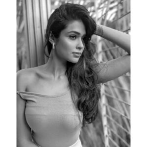 Charvi Saraf Instagram - What's good weather without some great coffee flavoured loneliness... 🧡🌼
Which one do you like more, 1 or 2..?