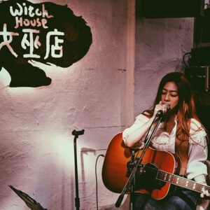 Cheer Chen Instagram - 🧙‍♀️﻿
﻿
「我有一種感受，就是其實宇宙或者某種力量，是很希望很希望我們能夠成功，很希望很希望我們能夠得到我們想要的。只是大多數的時間，我們都只知道自己不要什麼，沒有辦法具體描繪出自己想要的未來。在這種前提之下，可能很容易看到別人擁有什麼就會覺得那會不會其實也是我要的。於是我們就一直走在別人的路上而錯過了自己要的生活。」﻿
﻿
—2019.4.30 @女巫店﻿
﻿
1.傷害﻿
2.跳舞吧﻿
3.Pussy﻿
4.Peace&Revolution﻿
5.殘缺的彩虹﻿
6.神魂顛倒﻿
7.華生﻿
8.沙發海﻿
﻿
中場休息﻿
﻿
9.沙漏﻿
10.52赫茲﻿
11.時間的歌﻿
12.小步舞曲﻿
13.小塵埃﻿
14.下個星期去英國﻿
15.越洋電話﻿
16.靈感﻿
17.別送我回家﻿
18.普魯斯特行動﻿
19.吉他手﻿
20.九份的咖啡店﻿
21.80%完美的日子﻿
﻿