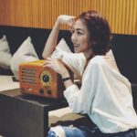 Cheer Chen Instagram - 📻 這兩天在秦皇岛阿那亞的海邊參加了第三屆貓王收音機電臺復活節。我和30多位廣播人、音樂人、旅行者，接力完成了一場24小時的馬拉松式電臺直播。﻿ ﻿ 這次電臺復活節的主題就是“旅行的意義”，他們很有心地在海邊搭建了一個旅行的意義主題樂園。在此之前，我從來沒想過這首歌可以做成主題公園。﻿ ﻿ 這一程很開心，見到許多老朋友，聊了很多關於這15年的事情，有一瞬間也彷佛回到了那個時刻，當時寫下《旅行的意義》的心情。﻿ ﻿ 也很感謝與大家相遇，這十五年來你有什麼想要對我說的嗎？﻿