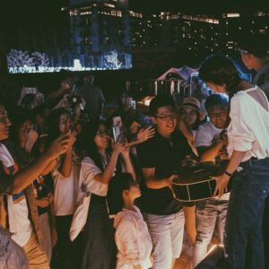 Cheer Chen Instagram - 📻
這兩天在秦皇岛阿那亞的海邊參加了第三屆貓王收音機電臺復活節。我和30多位廣播人、音樂人、旅行者，接力完成了一場24小時的馬拉松式電臺直播。﻿
﻿
這次電臺復活節的主題就是“旅行的意義”，他們很有心地在海邊搭建了一個旅行的意義主題樂園。在此之前，我從來沒想過這首歌可以做成主題公園。﻿
﻿
這一程很開心，見到許多老朋友，聊了很多關於這15年的事情，有一瞬間也彷佛回到了那個時刻，當時寫下《旅行的意義》的心情。﻿
﻿
也很感謝與大家相遇，這十五年來你有什麼想要對我說的嗎？﻿