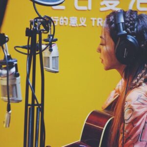 Cheer Chen Instagram - 📻
這兩天在秦皇岛阿那亞的海邊參加了第三屆貓王收音機電臺復活節。我和30多位廣播人、音樂人、旅行者，接力完成了一場24小時的馬拉松式電臺直播。﻿
﻿
這次電臺復活節的主題就是“旅行的意義”，他們很有心地在海邊搭建了一個旅行的意義主題樂園。在此之前，我從來沒想過這首歌可以做成主題公園。﻿
﻿
這一程很開心，見到許多老朋友，聊了很多關於這15年的事情，有一瞬間也彷佛回到了那個時刻，當時寫下《旅行的意義》的心情。﻿
﻿
也很感謝與大家相遇，這十五年來你有什麼想要對我說的嗎？﻿
