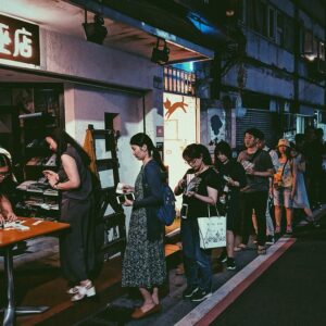 Cheer Chen Instagram - 🧙‍♀️﻿
﻿
「我有一種感受，就是其實宇宙或者某種力量，是很希望很希望我們能夠成功，很希望很希望我們能夠得到我們想要的。只是大多數的時間，我們都只知道自己不要什麼，沒有辦法具體描繪出自己想要的未來。在這種前提之下，可能很容易看到別人擁有什麼就會覺得那會不會其實也是我要的。於是我們就一直走在別人的路上而錯過了自己要的生活。」﻿
﻿
—2019.4.30 @女巫店﻿
﻿
1.傷害﻿
2.跳舞吧﻿
3.Pussy﻿
4.Peace&Revolution﻿
5.殘缺的彩虹﻿
6.神魂顛倒﻿
7.華生﻿
8.沙發海﻿
﻿
中場休息﻿
﻿
9.沙漏﻿
10.52赫茲﻿
11.時間的歌﻿
12.小步舞曲﻿
13.小塵埃﻿
14.下個星期去英國﻿
15.越洋電話﻿
16.靈感﻿
17.別送我回家﻿
18.普魯斯特行動﻿
19.吉他手﻿
20.九份的咖啡店﻿
21.80%完美的日子﻿
﻿