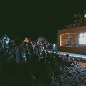 Cheer Chen Instagram - 📻
這兩天在秦皇岛阿那亞的海邊參加了第三屆貓王收音機電臺復活節。我和30多位廣播人、音樂人、旅行者，接力完成了一場24小時的馬拉松式電臺直播。﻿
﻿
這次電臺復活節的主題就是“旅行的意義”，他們很有心地在海邊搭建了一個旅行的意義主題樂園。在此之前，我從來沒想過這首歌可以做成主題公園。﻿
﻿
這一程很開心，見到許多老朋友，聊了很多關於這15年的事情，有一瞬間也彷佛回到了那個時刻，當時寫下《旅行的意義》的心情。﻿
﻿
也很感謝與大家相遇，這十五年來你有什麼想要對我說的嗎？﻿