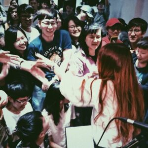Cheer Chen Instagram - 🧙‍♀️﻿
﻿
「我有一種感受，就是其實宇宙或者某種力量，是很希望很希望我們能夠成功，很希望很希望我們能夠得到我們想要的。只是大多數的時間，我們都只知道自己不要什麼，沒有辦法具體描繪出自己想要的未來。在這種前提之下，可能很容易看到別人擁有什麼就會覺得那會不會其實也是我要的。於是我們就一直走在別人的路上而錯過了自己要的生活。」﻿
﻿
—2019.4.30 @女巫店﻿
﻿
1.傷害﻿
2.跳舞吧﻿
3.Pussy﻿
4.Peace&Revolution﻿
5.殘缺的彩虹﻿
6.神魂顛倒﻿
7.華生﻿
8.沙發海﻿
﻿
中場休息﻿
﻿
9.沙漏﻿
10.52赫茲﻿
11.時間的歌﻿
12.小步舞曲﻿
13.小塵埃﻿
14.下個星期去英國﻿
15.越洋電話﻿
16.靈感﻿
17.別送我回家﻿
18.普魯斯特行動﻿
19.吉他手﻿
20.九份的咖啡店﻿
21.80%完美的日子﻿
﻿