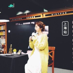 Cheer Chen Instagram - 你攢了好久的錢，第一時間搶票，說服了父母，安排工作的假期，好不容易找到留宿的地方，或是速食店的一角，轉了飛機，坐了這麼久的火車，來看演唱會，來參加一場簽名會。﻿
﻿
在漏夜排隊後，見到我第一句話你說：喜歡你很久了，謝謝你。之後轉頭對工作人員說：謝謝你們辛苦了。﻿
﻿
何德何能擁有這樣的你。你的溫柔，我謹記著，我也要在生活中像你一樣這樣溫柔以待，對待我認為值得的人。﻿
﻿