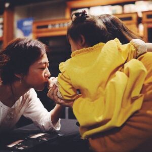 Cheer Chen Instagram - 你攢了好久的錢，第一時間搶票，說服了父母，安排工作的假期，好不容易找到留宿的地方，或是速食店的一角，轉了飛機，坐了這麼久的火車，來看演唱會，來參加一場簽名會。﻿
﻿
在漏夜排隊後，見到我第一句話你說：喜歡你很久了，謝謝你。之後轉頭對工作人員說：謝謝你們辛苦了。﻿
﻿
何德何能擁有這樣的你。你的溫柔，我謹記著，我也要在生活中像你一樣這樣溫柔以待，對待我認為值得的人。﻿
﻿