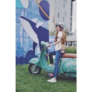 Cheer Chen Instagram - 📻
這兩天在秦皇岛阿那亞的海邊參加了第三屆貓王收音機電臺復活節。我和30多位廣播人、音樂人、旅行者，接力完成了一場24小時的馬拉松式電臺直播。﻿
﻿
這次電臺復活節的主題就是“旅行的意義”，他們很有心地在海邊搭建了一個旅行的意義主題樂園。在此之前，我從來沒想過這首歌可以做成主題公園。﻿
﻿
這一程很開心，見到許多老朋友，聊了很多關於這15年的事情，有一瞬間也彷佛回到了那個時刻，當時寫下《旅行的意義》的心情。﻿
﻿
也很感謝與大家相遇，這十五年來你有什麼想要對我說的嗎？﻿