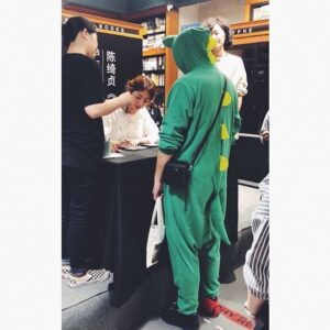Cheer Chen Instagram - 你攢了好久的錢，第一時間搶票，說服了父母，安排工作的假期，好不容易找到留宿的地方，或是速食店的一角，轉了飛機，坐了這麼久的火車，來看演唱會，來參加一場簽名會。﻿
﻿
在漏夜排隊後，見到我第一句話你說：喜歡你很久了，謝謝你。之後轉頭對工作人員說：謝謝你們辛苦了。﻿
﻿
何德何能擁有這樣的你。你的溫柔，我謹記著，我也要在生活中像你一樣這樣溫柔以待，對待我認為值得的人。﻿
﻿