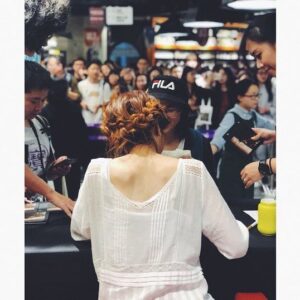 Cheer Chen Instagram - 你攢了好久的錢，第一時間搶票，說服了父母，安排工作的假期，好不容易找到留宿的地方，或是速食店的一角，轉了飛機，坐了這麼久的火車，來看演唱會，來參加一場簽名會。﻿
﻿
在漏夜排隊後，見到我第一句話你說：喜歡你很久了，謝謝你。之後轉頭對工作人員說：謝謝你們辛苦了。﻿
﻿
何德何能擁有這樣的你。你的溫柔，我謹記著，我也要在生活中像你一樣這樣溫柔以待，對待我認為值得的人。﻿
﻿