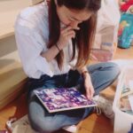 Cheer Chen Instagram - 爆滿的倉庫除了絕版單曲，還有近年來收到歌迷朋友的心意。 總是不希望你們破費買昂貴的東西，包裝因為輾轉碰撞而變形，食物也有保鮮期限。 你們親手寫的卡片，明信片，簡單的文字表達深厚的情誼與祝福，是華生式的默契，我都收到了，也收藏起來了。 在下次見面以前，一邊整理，一邊想你。