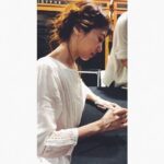 Cheer Chen Instagram - 你攢了好久的錢，第一時間搶票，說服了父母，安排工作的假期，好不容易找到留宿的地方，或是速食店的一角，轉了飛機，坐了這麼久的火車，來看演唱會，來參加一場簽名會。﻿ ﻿ 在漏夜排隊後，見到我第一句話你說：喜歡你很久了，謝謝你。之後轉頭對工作人員說：謝謝你們辛苦了。﻿ ﻿ 何德何能擁有這樣的你。你的溫柔，我謹記著，我也要在生活中像你一樣這樣溫柔以待，對待我認為值得的人。﻿ ﻿