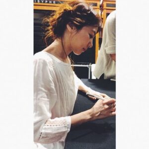 Cheer Chen Instagram - 你攢了好久的錢，第一時間搶票，說服了父母，安排工作的假期，好不容易找到留宿的地方，或是速食店的一角，轉了飛機，坐了這麼久的火車，來看演唱會，來參加一場簽名會。﻿
﻿
在漏夜排隊後，見到我第一句話你說：喜歡你很久了，謝謝你。之後轉頭對工作人員說：謝謝你們辛苦了。﻿
﻿
何德何能擁有這樣的你。你的溫柔，我謹記著，我也要在生活中像你一樣這樣溫柔以待，對待我認為值得的人。﻿
﻿