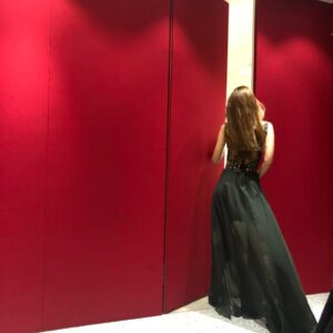 Cheer Chen Instagram - ✍️
隨手寫的句子底下，有人淡淡地回覆兩個字：「矯情。」
是啊，我也這麼覺得。不能再同意更多了。

但當自己確實這麼想的時候，也管不了別人怎麼認為了。因為自己樂意怎麼想，喜歡怎麼寫，希望怎麼活，只有自己最知道。有些人會趁陽光炙熱把香蕉曬成水果乾，有些人會在深夜煮香蕉皮當開水喝。喜劇演員喜歡把香蕉當成罵人的詞。

有時候脫離了流水帳的生活紀錄，那些吉光片羽被記錄下來，枝枝節節的不說，偶爾必須干犯不合時宜的風險——有些是美，有些則相當無趣，常常都是莫名其妙。想精確直指核心，往往需要模糊的辭令。

想到曾經去東京吃生魚片，朋友說這裡的冰箱不插電，桌子不上釉，一大片魚只取不成比例的一小部分，餐廳沒有音樂，一天只招待八個客人。詩人說一整天思考最後只決定搬移了一個句點。音樂家用武士刀把賓士汽車對稱切開。街拍攝影師妄想破壞底片暴力顯影，呈現以往沒人見過的黑白作品。服裝設計師把走秀模特兒的臉包起來。鋼琴家演出時只坐自己家裡帶去的椅子，而且從不與人握手。

在同業看來，這些人都怪怪的，不這樣就不能好好工作嗎？他們都好似為了某些目的而不惜費勁與眾不同，於是必須被貼上標籤，顯示其不合常理也許是有所目的，難道不是換個方式掩飾平庸？

矯情是過程，絕非好作品的保證。但有時候必須要感謝那些敢於矯情的人。這些人裡面，有些真的只是另一種平庸，但他們也許也啟發了另一些人，最後將世人眼中造作不解的行為，在漫長生命中，慢慢鍛造成藝術，成為經典，成為潮流與高標準，他們知道，如同任何事物都只是工具，要矯成什麼，要矯去哪，在局部變成了全面，片刻變成了人生，筆觸變成了詮釋，就會漸漸清晰。