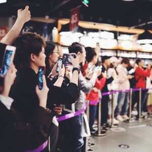 Cheer Chen Instagram - 你攢了好久的錢，第一時間搶票，說服了父母，安排工作的假期，好不容易找到留宿的地方，或是速食店的一角，轉了飛機，坐了這麼久的火車，來看演唱會，來參加一場簽名會。﻿
﻿
在漏夜排隊後，見到我第一句話你說：喜歡你很久了，謝謝你。之後轉頭對工作人員說：謝謝你們辛苦了。﻿
﻿
何德何能擁有這樣的你。你的溫柔，我謹記著，我也要在生活中像你一樣這樣溫柔以待，對待我認為值得的人。﻿
﻿