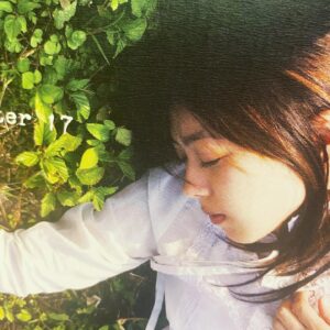 Cheer Chen Instagram - 整理倉庫，發現不明箱子，打開裡面是市面上已絕版的單曲。

這些年一直有人問我絕版單曲哪裡買，我總是說我自己也沒有。常常要用來做展示時我都還得找朋友借，沒想到⋯

想起為了當年算是新型態的發行，在預算極為有限的情況下，情商製作人攝影師設計師協助完成聽覺視覺，再來聯絡印刷廠，寄貨送貨，記帳轉帳，與風和日麗唱片行合作的時日，疲勞也美好。

好，這些意外出現的單曲，有人要嗎？