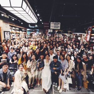Cheer Chen Instagram - 你攢了好久的錢，第一時間搶票，說服了父母，安排工作的假期，好不容易找到留宿的地方，或是速食店的一角，轉了飛機，坐了這麼久的火車，來看演唱會，來參加一場簽名會。﻿
﻿
在漏夜排隊後，見到我第一句話你說：喜歡你很久了，謝謝你。之後轉頭對工作人員說：謝謝你們辛苦了。﻿
﻿
何德何能擁有這樣的你。你的溫柔，我謹記著，我也要在生活中像你一樣這樣溫柔以待，對待我認為值得的人。﻿
﻿