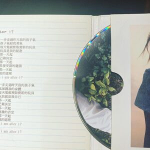 Cheer Chen Instagram - 整理倉庫，發現不明箱子，打開裡面是市面上已絕版的單曲。

這些年一直有人問我絕版單曲哪裡買，我總是說我自己也沒有。常常要用來做展示時我都還得找朋友借，沒想到⋯

想起為了當年算是新型態的發行，在預算極為有限的情況下，情商製作人攝影師設計師協助完成聽覺視覺，再來聯絡印刷廠，寄貨送貨，記帳轉帳，與風和日麗唱片行合作的時日，疲勞也美好。

好，這些意外出現的單曲，有人要嗎？
