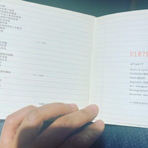Cheer Chen Instagram - 整理倉庫，發現不明箱子，打開裡面是市面上已絕版的單曲。

這些年一直有人問我絕版單曲哪裡買，我總是說我自己也沒有。常常要用來做展示時我都還得找朋友借，沒想到⋯

想起為了當年算是新型態的發行，在預算極為有限的情況下，情商製作人攝影師設計師協助完成聽覺視覺，再來聯絡印刷廠，寄貨送貨，記帳轉帳，與風和日麗唱片行合作的時日，疲勞也美好。

好，這些意外出現的單曲，有人要嗎？