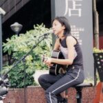 Cheer Chen Instagram - 起床看到同事傳了連結，說誠品音樂館黑膠榜上，前十名有三張是我的唱片，我點進去看，仔細地看了每一張的介紹文字，想起誠品音樂館在我出道後那年，1999年開始營業，許多珍貴的專輯終於能輕易地買回家聆聽。更想起我為了販賣Demo，第一次帶著自己的音箱麥克風還有吉他，走進還不曾有人唱過的誠品書店。﻿ ﻿ 當時書店裡異常安靜，有人席地而坐，距離我的腳尖不遠，有人遠遠手上拿著書，抬起頭看著我輕輕在唱。每次安排唱六首歌，如果有人(可能是十個人)欲罷不能輕聲鼓譟，我就會多唱幾首最近剛寫的，可能還只是發展中片段的新曲，當成安可。在誠品販售的Demo2是用簡陋的MD錄製，封面內頁自己簡單手繪，在民生誠品的書櫃後，在內湖誠品的騎樓，天母誠品的馬路邊，西門誠品停車場前，台北車站前店的公車站牌旁，當然還有敦南誠品的小廣場，唱完以後當場親手賣給聽眾。一對一的感情，隨著時代異動，在寫下每個字的此刻，我仍然感覺到，即使情感隨著介面改變，初衷依舊。﻿ ﻿ 有些燈熄滅，就會有些燈亮起，有些所在支持我們到深夜，我們也同時奉獻出黎明。時代的變化並不令人畏懼，載體的改變也不用太過感傷，書與音樂仍在，路途中，就不孤單。﻿