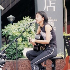 Cheer Chen Instagram - 起床看到同事傳了連結，說誠品音樂館黑膠榜上，前十名有三張是我的唱片，我點進去看，仔細地看了每一張的介紹文字，想起誠品音樂館在我出道後那年，1999年開始營業，許多珍貴的專輯終於能輕易地買回家聆聽。更想起我為了販賣Demo，第一次帶著自己的音箱麥克風還有吉他，走進還不曾有人唱過的誠品書店。﻿
﻿
當時書店裡異常安靜，有人席地而坐，距離我的腳尖不遠，有人遠遠手上拿著書，抬起頭看著我輕輕在唱。每次安排唱六首歌，如果有人(可能是十個人)欲罷不能輕聲鼓譟，我就會多唱幾首最近剛寫的，可能還只是發展中片段的新曲，當成安可。在誠品販售的Demo2是用簡陋的MD錄製，封面內頁自己簡單手繪，在民生誠品的書櫃後，在內湖誠品的騎樓，天母誠品的馬路邊，西門誠品停車場前，台北車站前店的公車站牌旁，當然還有敦南誠品的小廣場，唱完以後當場親手賣給聽眾。一對一的感情，隨著時代異動，在寫下每個字的此刻，我仍然感覺到，即使情感隨著介面改變，初衷依舊。﻿
﻿
有些燈熄滅，就會有些燈亮起，有些所在支持我們到深夜，我們也同時奉獻出黎明。時代的變化並不令人畏懼，載體的改變也不用太過感傷，書與音樂仍在，路途中，就不孤單。﻿