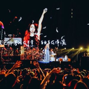 Cheer Chen Instagram - 黃浦江邊，上海的街道，來自幽靜巷弄裡的你，給了我一場不願醒來的美夢。
#鐵肺歌迷場

Photo by @1073studio、@seventong1073、@Hasong_1073
