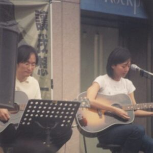 Cheer Chen Instagram - 起床看到同事傳了連結，說誠品音樂館黑膠榜上，前十名有三張是我的唱片，我點進去看，仔細地看了每一張的介紹文字，想起誠品音樂館在我出道後那年，1999年開始營業，許多珍貴的專輯終於能輕易地買回家聆聽。更想起我為了販賣Demo，第一次帶著自己的音箱麥克風還有吉他，走進還不曾有人唱過的誠品書店。﻿
﻿
當時書店裡異常安靜，有人席地而坐，距離我的腳尖不遠，有人遠遠手上拿著書，抬起頭看著我輕輕在唱。每次安排唱六首歌，如果有人(可能是十個人)欲罷不能輕聲鼓譟，我就會多唱幾首最近剛寫的，可能還只是發展中片段的新曲，當成安可。在誠品販售的Demo2是用簡陋的MD錄製，封面內頁自己簡單手繪，在民生誠品的書櫃後，在內湖誠品的騎樓，天母誠品的馬路邊，西門誠品停車場前，台北車站前店的公車站牌旁，當然還有敦南誠品的小廣場，唱完以後當場親手賣給聽眾。一對一的感情，隨著時代異動，在寫下每個字的此刻，我仍然感覺到，即使情感隨著介面改變，初衷依舊。﻿
﻿
有些燈熄滅，就會有些燈亮起，有些所在支持我們到深夜，我們也同時奉獻出黎明。時代的變化並不令人畏懼，載體的改變也不用太過感傷，書與音樂仍在，路途中，就不孤單。﻿