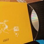 Cheer Chen Instagram - 起床看到同事傳了連結，說誠品音樂館黑膠榜上，前十名有三張是我的唱片，我點進去看，仔細地看了每一張的介紹文字，想起誠品音樂館在我出道後那年，1999年開始營業，許多珍貴的專輯終於能輕易地買回家聆聽。更想起我為了販賣Demo，第一次帶著自己的音箱麥克風還有吉他，走進還不曾有人唱過的誠品書店。﻿ ﻿ 當時書店裡異常安靜，有人席地而坐，距離我的腳尖不遠，有人遠遠手上拿著書，抬起頭看著我輕輕在唱。每次安排唱六首歌，如果有人(可能是十個人)欲罷不能輕聲鼓譟，我就會多唱幾首最近剛寫的，可能還只是發展中片段的新曲，當成安可。在誠品販售的Demo2是用簡陋的MD錄製，封面內頁自己簡單手繪，在民生誠品的書櫃後，在內湖誠品的騎樓，天母誠品的馬路邊，西門誠品停車場前，台北車站前店的公車站牌旁，當然還有敦南誠品的小廣場，唱完以後當場親手賣給聽眾。一對一的感情，隨著時代異動，在寫下每個字的此刻，我仍然感覺到，即使情感隨著介面改變，初衷依舊。﻿ ﻿ 有些燈熄滅，就會有些燈亮起，有些所在支持我們到深夜，我們也同時奉獻出黎明。時代的變化並不令人畏懼，載體的改變也不用太過感傷，書與音樂仍在，路途中，就不孤單。﻿