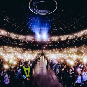 Cheer Chen Instagram - 黃浦江邊，上海的街道，來自幽靜巷弄裡的你，給了我一場不願醒來的美夢。
#鐵肺歌迷場

Photo by @1073studio、@seventong1073、@Hasong_1073
