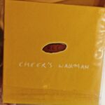 Cheer Chen Instagram - 起床看到同事傳了連結，說誠品音樂館黑膠榜上，前十名有三張是我的唱片，我點進去看，仔細地看了每一張的介紹文字，想起誠品音樂館在我出道後那年，1999年開始營業，許多珍貴的專輯終於能輕易地買回家聆聽。更想起我為了販賣Demo，第一次帶著自己的音箱麥克風還有吉他，走進還不曾有人唱過的誠品書店。﻿ ﻿ 當時書店裡異常安靜，有人席地而坐，距離我的腳尖不遠，有人遠遠手上拿著書，抬起頭看著我輕輕在唱。每次安排唱六首歌，如果有人(可能是十個人)欲罷不能輕聲鼓譟，我就會多唱幾首最近剛寫的，可能還只是發展中片段的新曲，當成安可。在誠品販售的Demo2是用簡陋的MD錄製，封面內頁自己簡單手繪，在民生誠品的書櫃後，在內湖誠品的騎樓，天母誠品的馬路邊，西門誠品停車場前，台北車站前店的公車站牌旁，當然還有敦南誠品的小廣場，唱完以後當場親手賣給聽眾。一對一的感情，隨著時代異動，在寫下每個字的此刻，我仍然感覺到，即使情感隨著介面改變，初衷依舊。﻿ ﻿ 有些燈熄滅，就會有些燈亮起，有些所在支持我們到深夜，我們也同時奉獻出黎明。時代的變化並不令人畏懼，載體的改變也不用太過感傷，書與音樂仍在，路途中，就不孤單。﻿